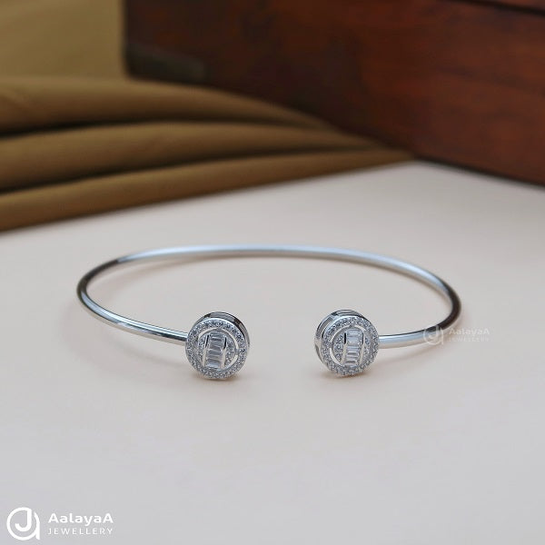 Round Shaped Silver Kada