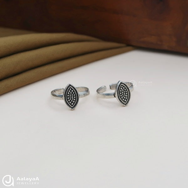 Almond Shaped Oxidised Silver Toe Ring