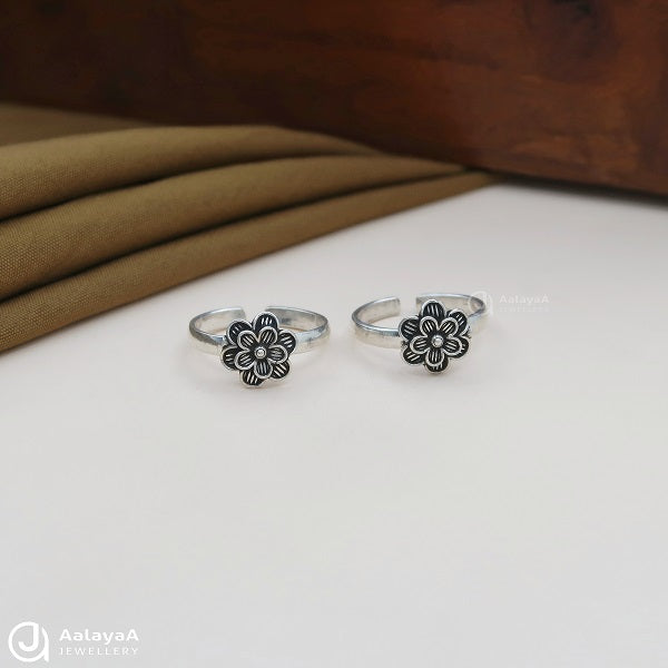 Dual Flower Oxidised Silver Toe Ring