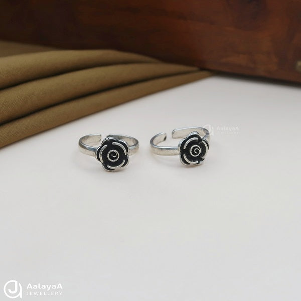 Little Rose Oxidised Silver Toe Ring