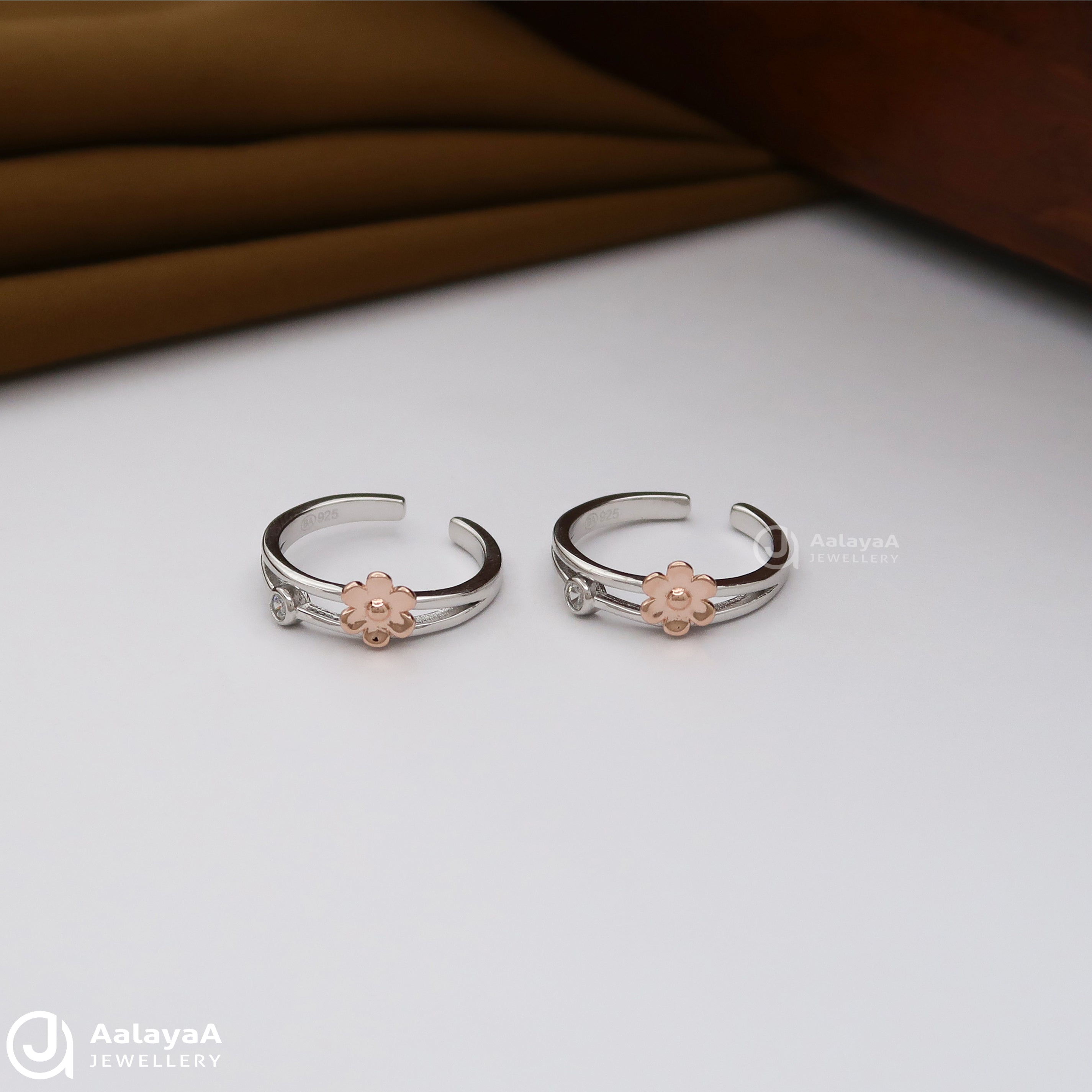 Single Flowe Dual Tone Silver Toe Ring