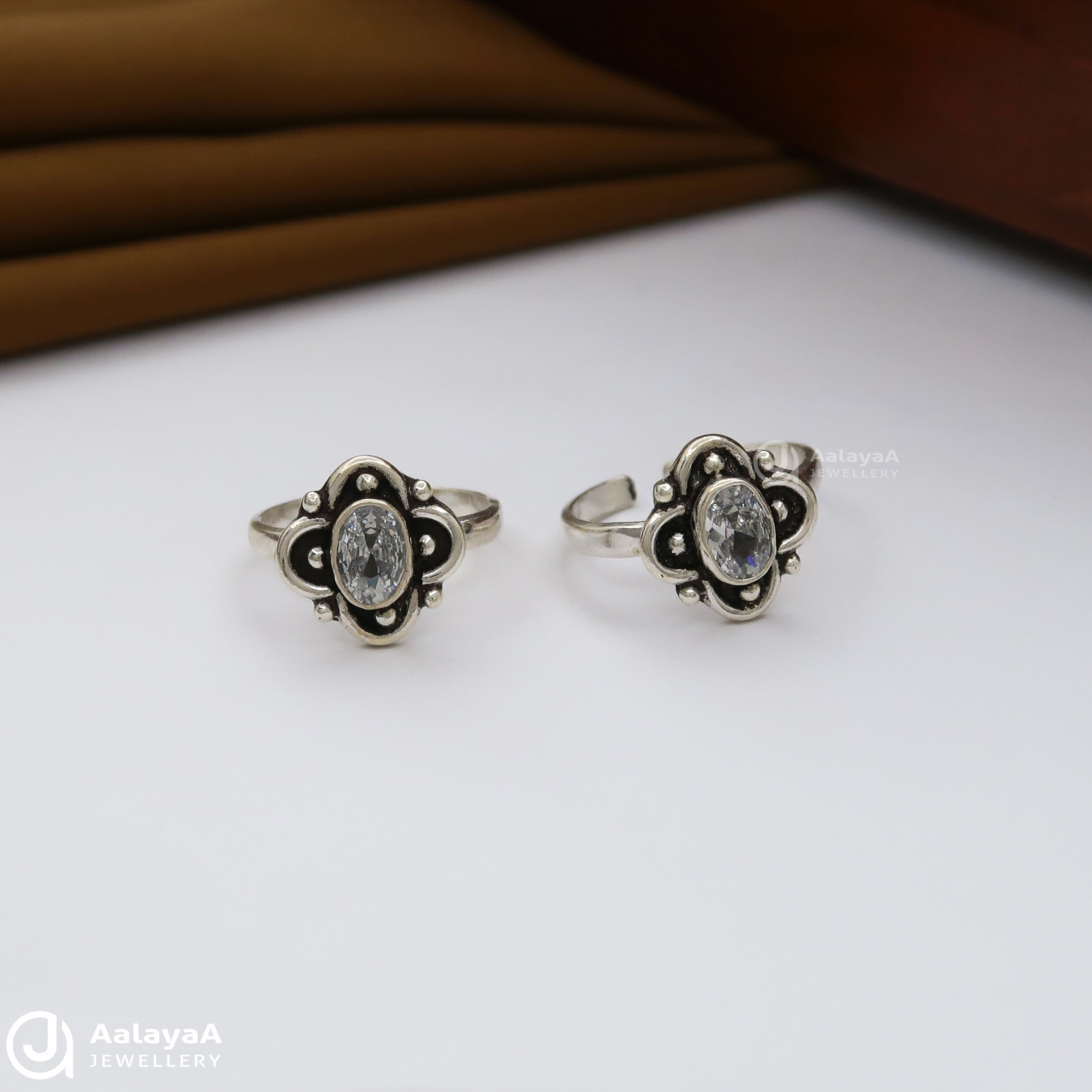 White Cut Stone Clover Oxidised Silver Toe Ring