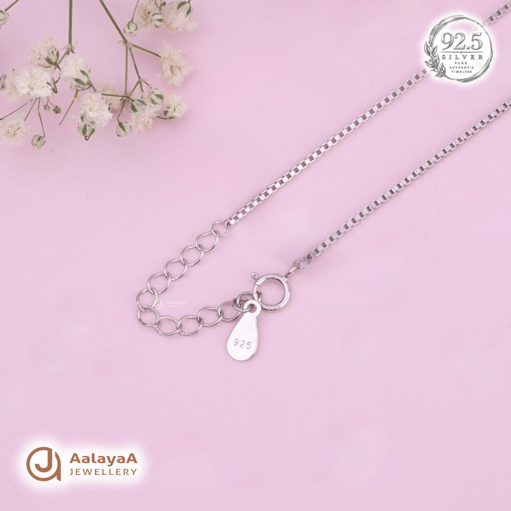Silver Enchanted Bee Garden Circle Chain Pendant