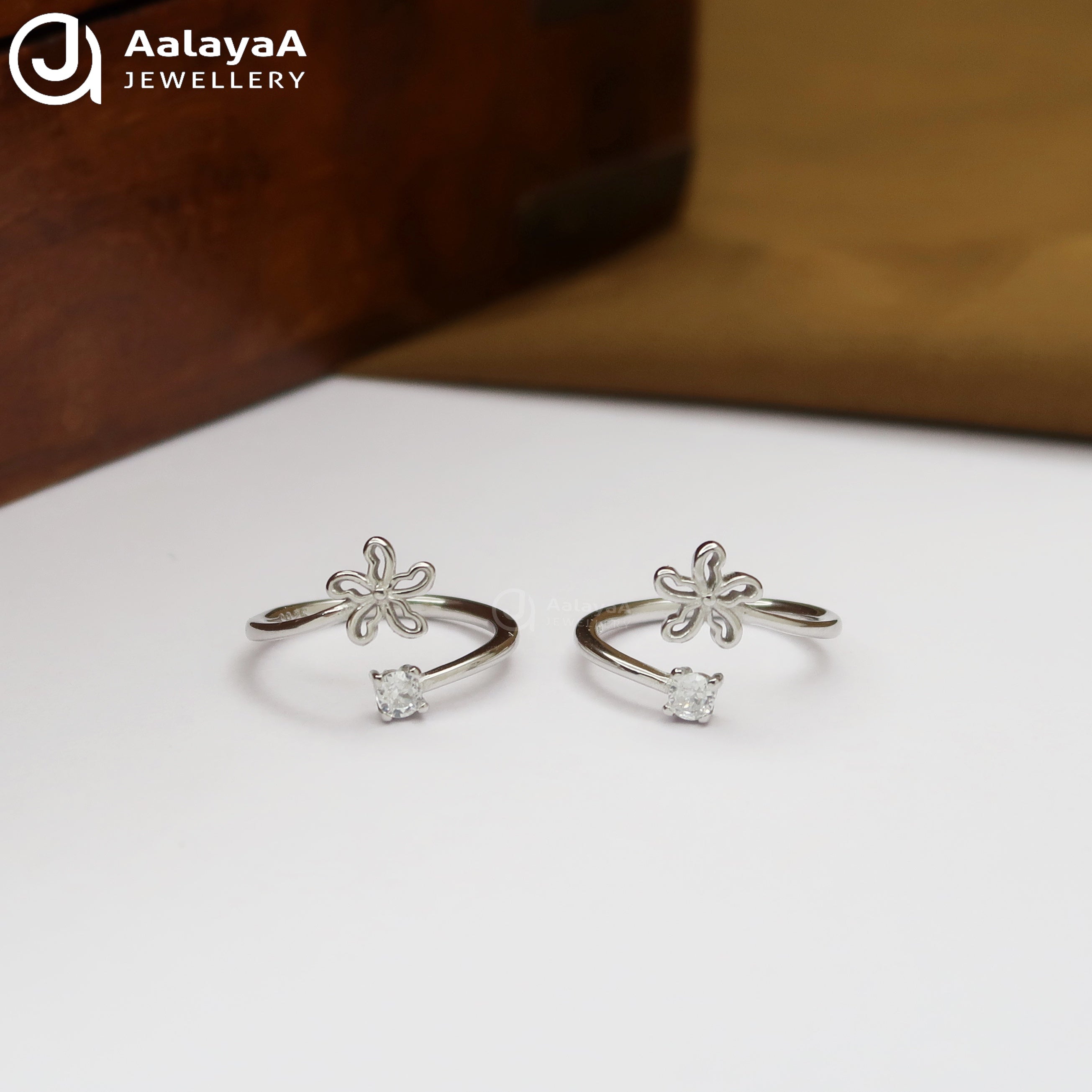 Silver Flora Shine Toe Ring