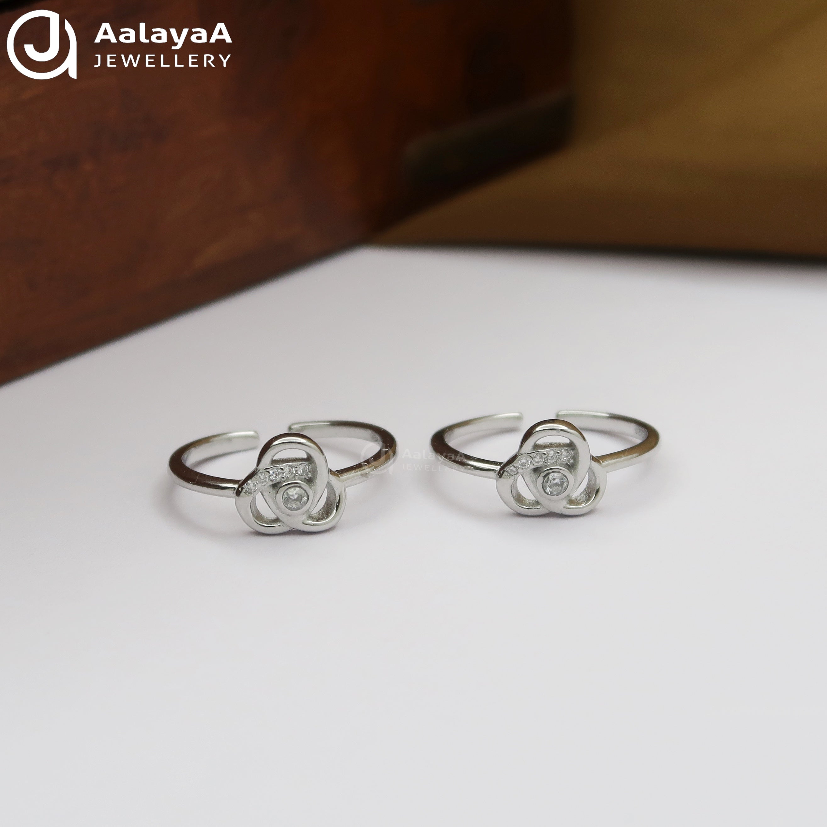 Silver Twilight Twist Toe Ring